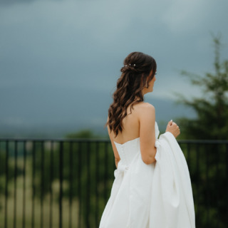 An overcast sky painting the mountains silver, lending quiet drama to every frame.⁠#yesdearmanIdo #DCBride #WeddingDetail #VAWeddings #MDBride⁠⁠⁠Floral: @freesia.and.vine⁠Coordinator: @nevermoreweddingsandevents⁠Hair & Makeup: @glambridalbeauty⁠DJ: @thedapperdjs⁠Cake: @sagecakery⁠Catering & Venue: @catoctinhallatmusketridge⁠Second Photographer: @Jehanye⁠Videographer: @woodvalleyproductions